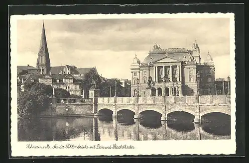 AK Schwerin i. M., An der Schlossbrücke mit Dom und Staatstheater