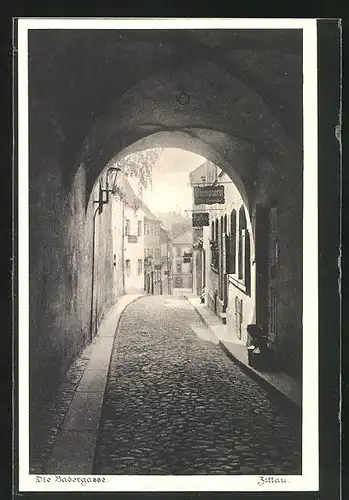 AK Zittau, Strasse Badergasse mit Klempnerei durch Tor