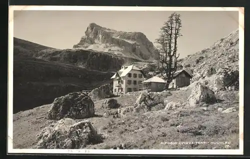AK Rifugio Cinque Torri, Berghütte gegen Bergmassiv