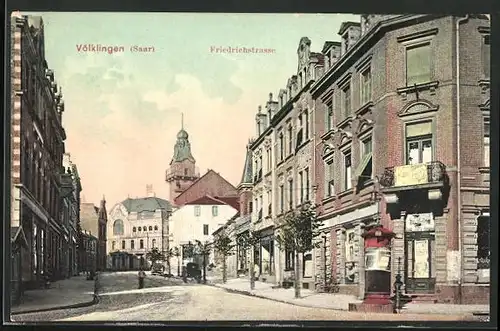 AK Völklingen /Saar, Friedrichstrasse mit Geschäften und Litfasssäule