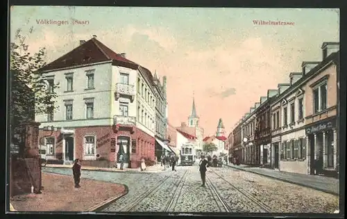 AK Völklingen /Saar, Wilhelmstrasse mit Gasthaus Münchener Kindl und Geschäften, Strassenbahn
