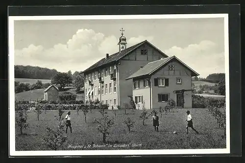 AK Zussdorf /Württ., Kinder spielen vor Hospital St.Johann