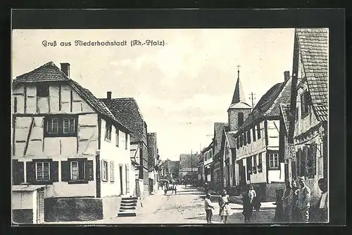 AK Niederhochstadt, Strassenzug mit Kirche