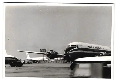 23 Fotografien unbekannter Fotograf, Ansicht Berlin-Tegel, Flughafen mit Flugzeugen der TWA, Pan Am, Lufthansa, Cockpit