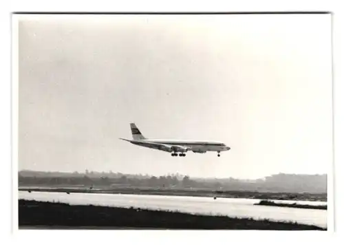 23 Fotografien unbekannter Fotograf, Ansicht Berlin-Tegel, Flughafen mit Flugzeugen der TWA, Pan Am, Lufthansa, Cockpit