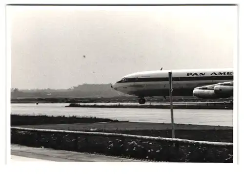 23 Fotografien unbekannter Fotograf, Ansicht Berlin-Tegel, Flughafen mit Flugzeugen der TWA, Pan Am, Lufthansa, Cockpit