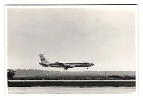 23 Fotografien unbekannter Fotograf, Ansicht Berlin-Tegel, Flughafen mit Flugzeugen der TWA, Pan Am, Lufthansa, Cockpit