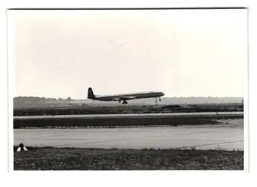 23 Fotografien unbekannter Fotograf, Ansicht Berlin-Tegel, Flughafen mit Flugzeugen der TWA, Pan Am, Lufthansa, Cockpit