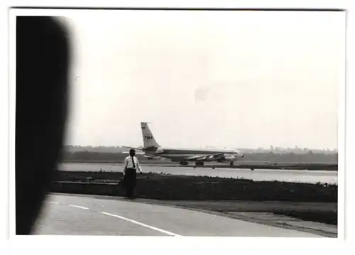 23 Fotografien unbekannter Fotograf, Ansicht Berlin-Tegel, Flughafen mit Flugzeugen der TWA, Pan Am, Lufthansa, Cockpit