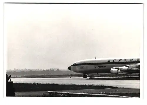 23 Fotografien unbekannter Fotograf, Ansicht Berlin-Tegel, Flughafen mit Flugzeugen der TWA, Pan Am, Lufthansa, Cockpit