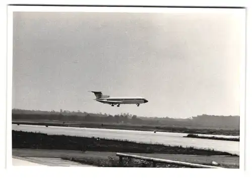 23 Fotografien unbekannter Fotograf, Ansicht Berlin-Tegel, Flughafen mit Flugzeugen der TWA, Pan Am, Lufthansa, Cockpit