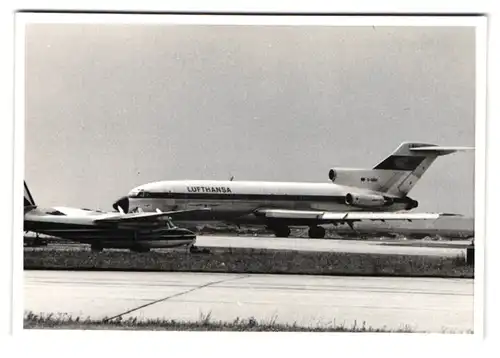 23 Fotografien unbekannter Fotograf, Ansicht Berlin-Tegel, Flughafen mit Flugzeugen der TWA, Pan Am, Lufthansa, Cockpit