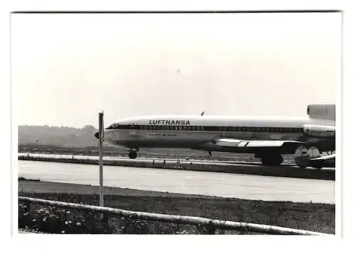 23 Fotografien unbekannter Fotograf, Ansicht Berlin-Tegel, Flughafen mit Flugzeugen der TWA, Pan Am, Lufthansa, Cockpit