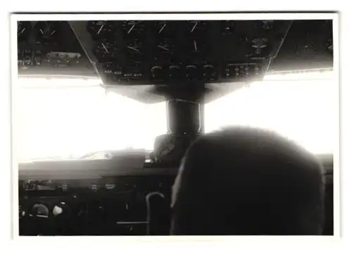 23 Fotografien unbekannter Fotograf, Ansicht Berlin-Tegel, Flughafen mit Flugzeugen der TWA, Pan Am, Lufthansa, Cockpit