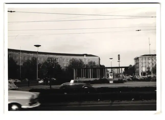 38 Fotografien unbekannter Fotograf, Ansicht Berlin-Tempelhof, Flughafen, Tag der offenen Tür, US-Air Force Flugzeuge 10