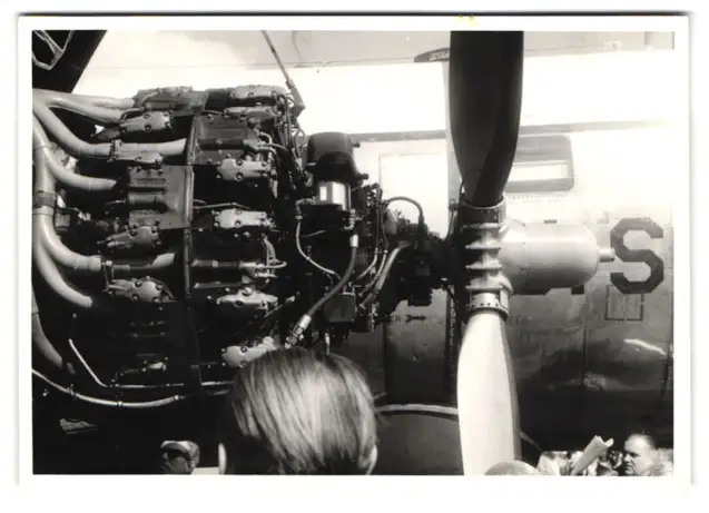 38 Fotografien unbekannter Fotograf, Ansicht Berlin-Tempelhof, Flughafen, Tag der offenen Tür, US-Air Force Flugzeuge 18
