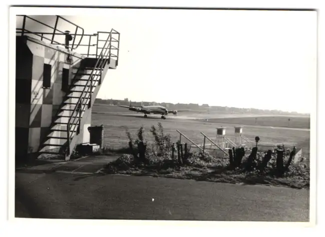 38 Fotografien unbekannter Fotograf, Ansicht Berlin-Tempelhof, Flughafen, Tag der offenen Tür, US-Air Force Flugzeuge 22
