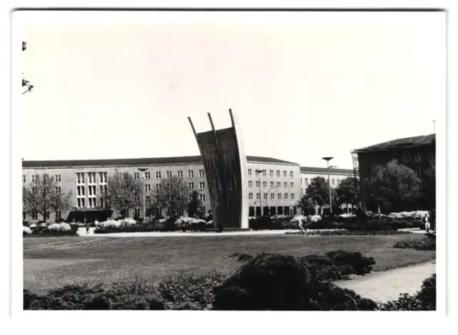 38 Fotografien unbekannter Fotograf, Ansicht Berlin-Tempelhof, Flughafen, Tag der offenen Tür, US-Air Force Flugzeuge 3