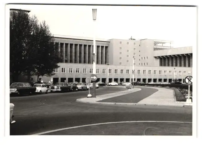 38 Fotografien unbekannter Fotograf, Ansicht Berlin-Tempelhof, Flughafen, Tag der offenen Tür, US-Air Force Flugzeuge 7