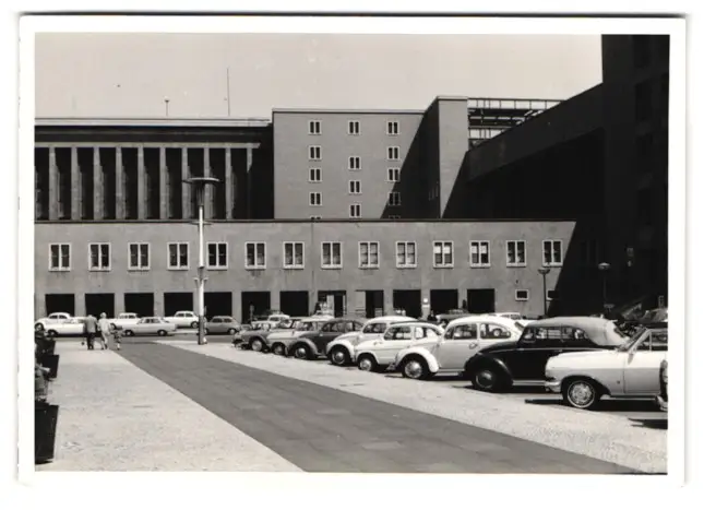 38 Fotografien unbekannter Fotograf, Ansicht Berlin-Tempelhof, Flughafen, Tag der offenen Tür, US-Air Force Flugzeuge 8