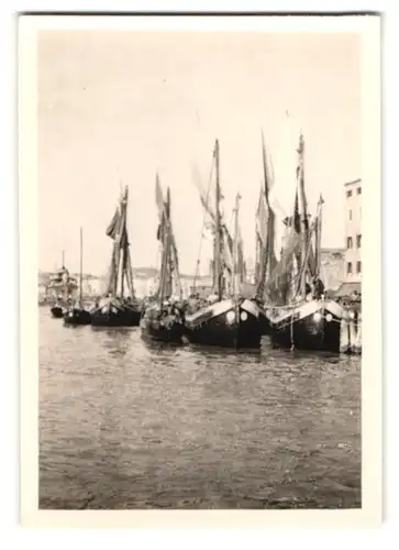 30 Fotografien unbekannter Fotograf, Ansicht Venedig - Lido di Venezia, Urlaubsreise, Bademode, Stadtansichten