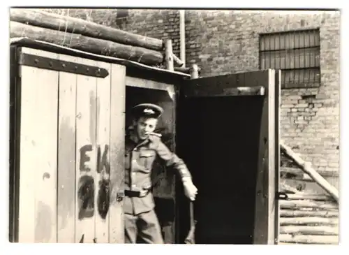 21 Fotografien DDR-NVA, Soldaten beim Budenzauber mit Gasmaske und AK-47, E-Bewegung, feiernde Soldaten