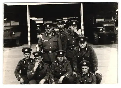 21 Fotografien DDR-NVA, Soldaten beim Budenzauber mit Gasmaske und AK-47, E-Bewegung, feiernde Soldaten