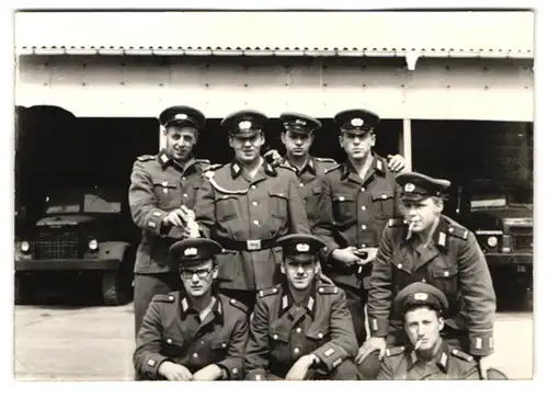 21 Fotografien DDR-NVA, Soldaten beim Budenzauber mit Gasmaske und AK-47, E-Bewegung, feiernde Soldaten