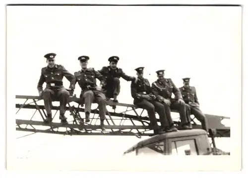 21 Fotografien DDR-NVA, Soldaten beim Budenzauber mit Gasmaske und AK-47, E-Bewegung, feiernde Soldaten