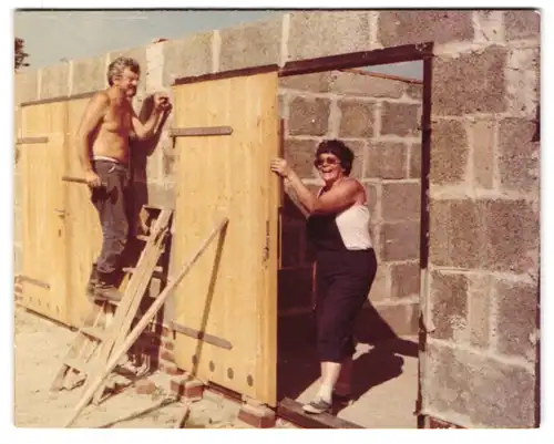 7 Fotografien L. Sydow, Berlin, Ansicht Berlin, Bau der Garagengemeinschaft Stillerzeile 36-40, Auto Lada & Baustelle