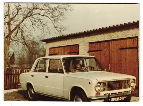 7 Fotografien L. Sydow, Berlin, Ansicht Berlin, Bau der Garagengemeinschaft Stillerzeile 36-40, Auto Lada & Baustelle