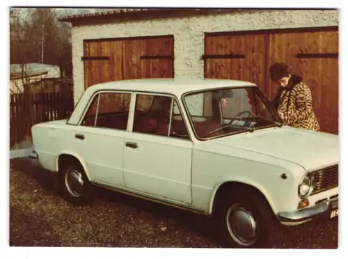 7 Fotografien L. Sydow, Berlin, Ansicht Berlin, Bau der Garagengemeinschaft Stillerzeile 36-40, Auto Lada & Baustelle