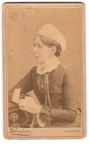 Fotografie Debenham & Co., Southsea, Palmerston road, Portrait Portrait ältere Dame im Kleid mit Haube