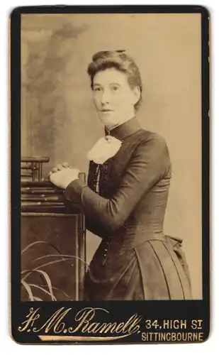 Fotografie J. M. Ramell, Sittingbourne, 34, High St., Portrait junge Dame im bestickten Kleid