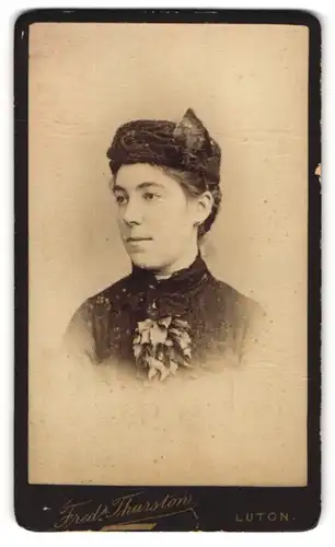 Fotografie Fredk. Thurston, Luton, Hastings Street, Portrait junge Dame mit Hut