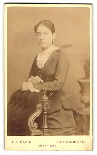 Fotografie L. C. Mavis, London-SE, 440, Old Kent, Portrait junge Dame in hübscher Kleidung