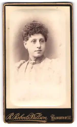 Fotografie R. Roberts Willson, London-SE, 116, Walworth Road, Portrait junge Dame mit Kragenbrosche