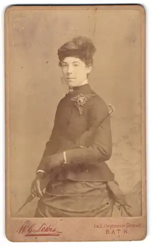 Fotografie Walter G. Lewis, Bath, 1 & 2, Seymour Street, Portrait elegante Dame mit Handschuhen und Schirm