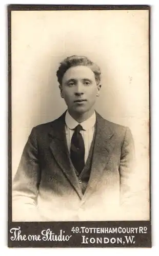 Fotografie A. Lipparini, London-W., 49, Tottenham Court Road, Portrait junger Herr im Anzug mit Krawatte