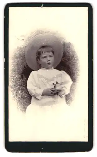 Fotografie unbekannter Fotograf und Ort, Portrait kleines Mädchen im Kleid mit Hut