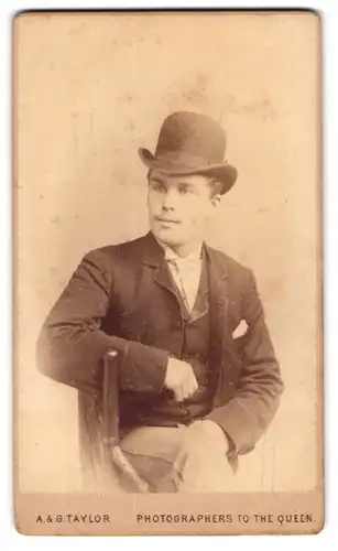 Fotografie A. & G. Taylor, London-W., 153, Regent Street, Portrait junger Herr in Anzugjacke mit Melone