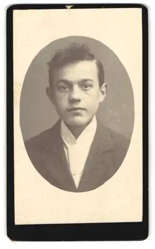 Fotografie unbekannter Fotograf und Ort, Brustportrait junger Herr im Anzug mit Krawatte