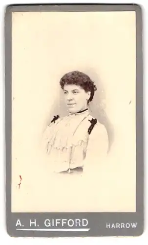 Fotografie A. H. Gifford, Harrow, Portrait junge Dame im hübschen Kleid