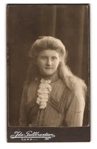 Fotografie Ida Gullbrantson, Lund, Stortorget 4, Portrait junge Dame im gestreiften Kleid