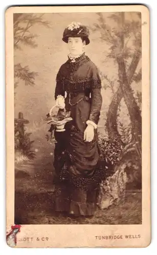Fotografie Elliott & Co., Tunbridge Wells, 32, High Street, Portrait junge Dame im Kleid mit Korb