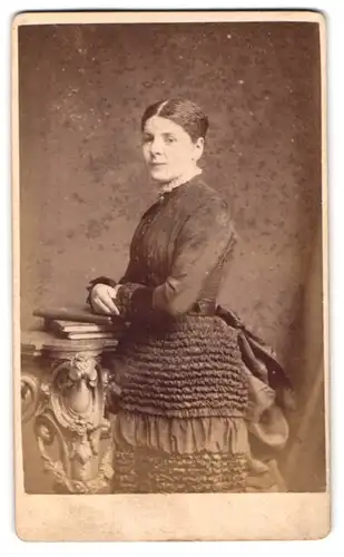 Fotografie H. Howle, Newport /Salop, High Street, Portrait junge Dame in hübscher Kleidung