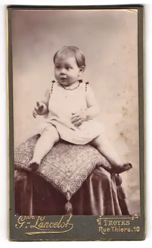 Fotografie Gustave Lancelot, Troyes, 10, Rue Thiers, Portrait süesss Kleinkind im Kleid