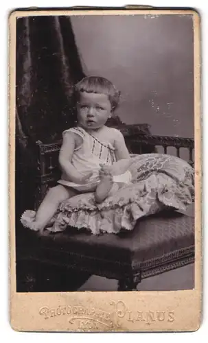 Fotografie J. Planus, Lyon, 240, Avenue de Saxe, Portrait süsses Kleinkind im Hemd