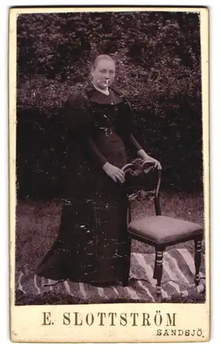 Fotografie E. Slottström, Sandsjö, Portrait junge Dame im Kleid