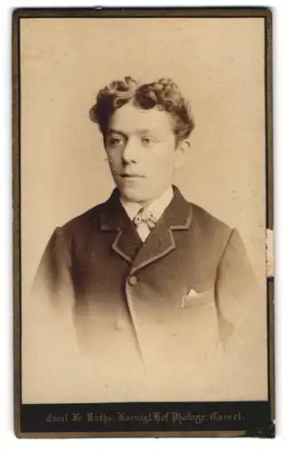 Fotografie Emil Fr. Rothe, Kassel, Portrait junger Herr in modischer Kleidung